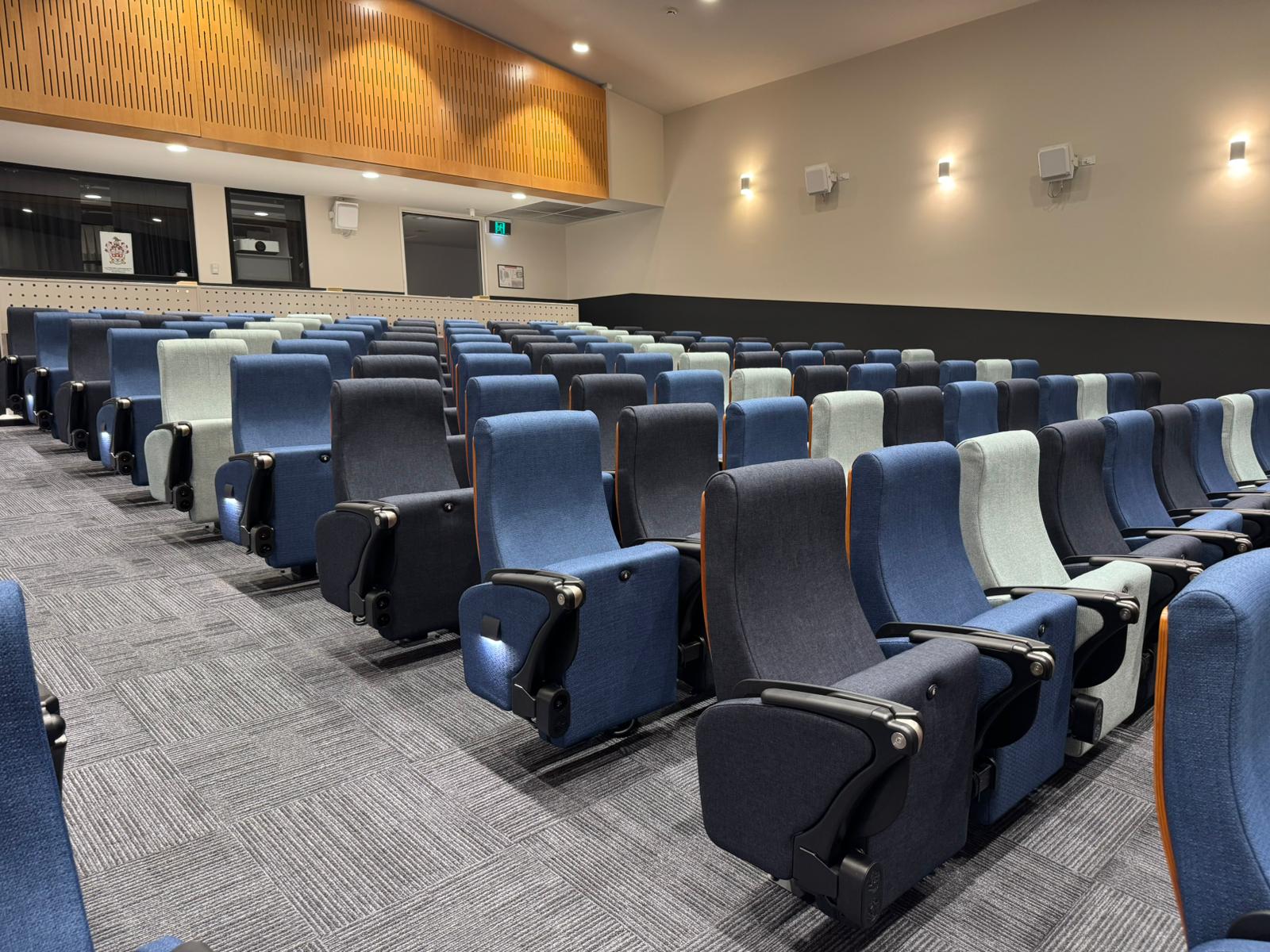 Jenis Kursi Auditorium : Pilihan Tepat untuk Ruang Pertemuan, Theater, dan Institusi Pendidikan