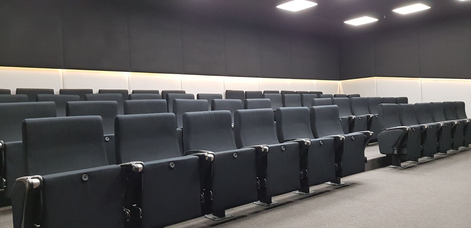 Desain Kursi Auditorium yang Nyaman dan Bertahan Lama